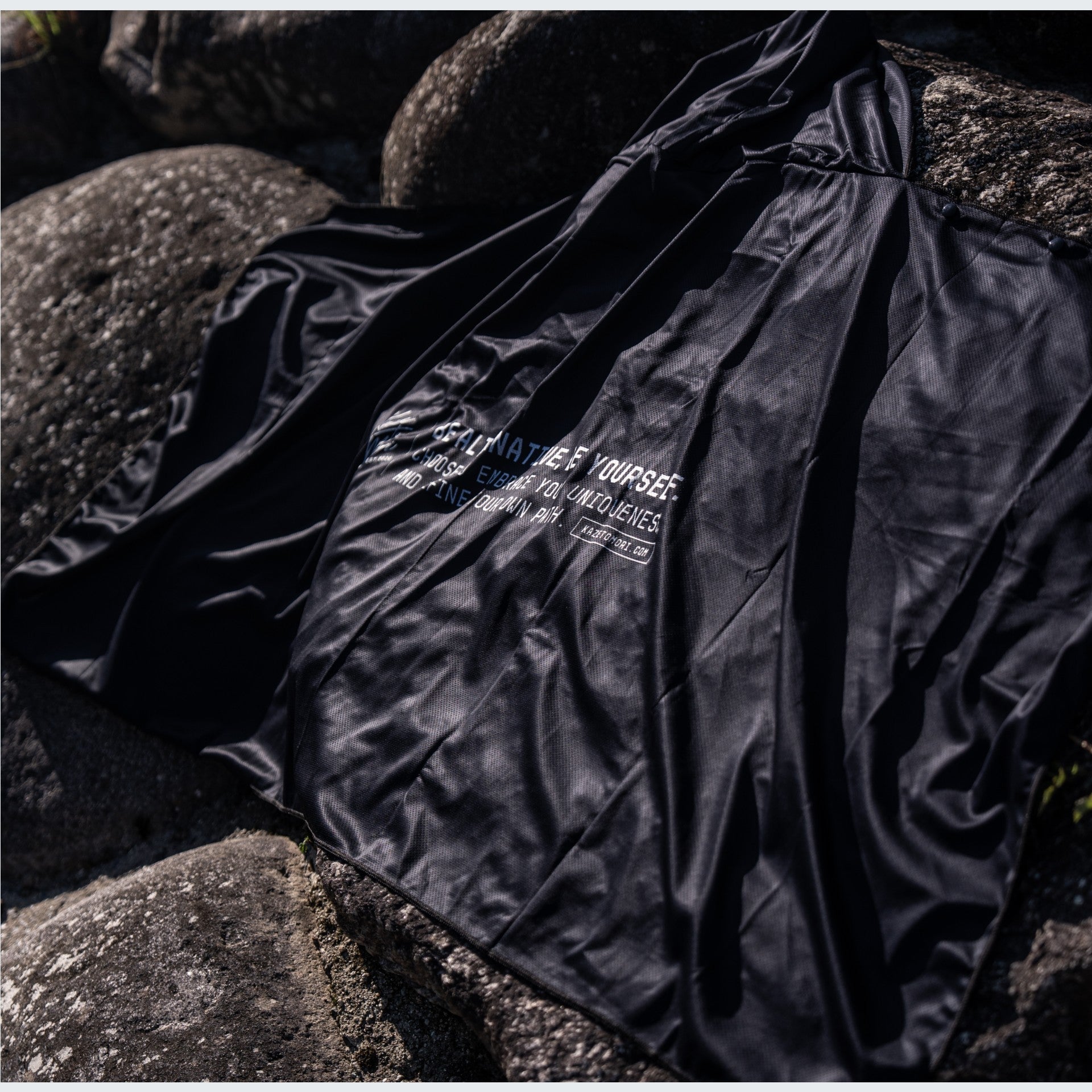 COOL_PONCHO WITH SOFT_ZIPPER_BAG