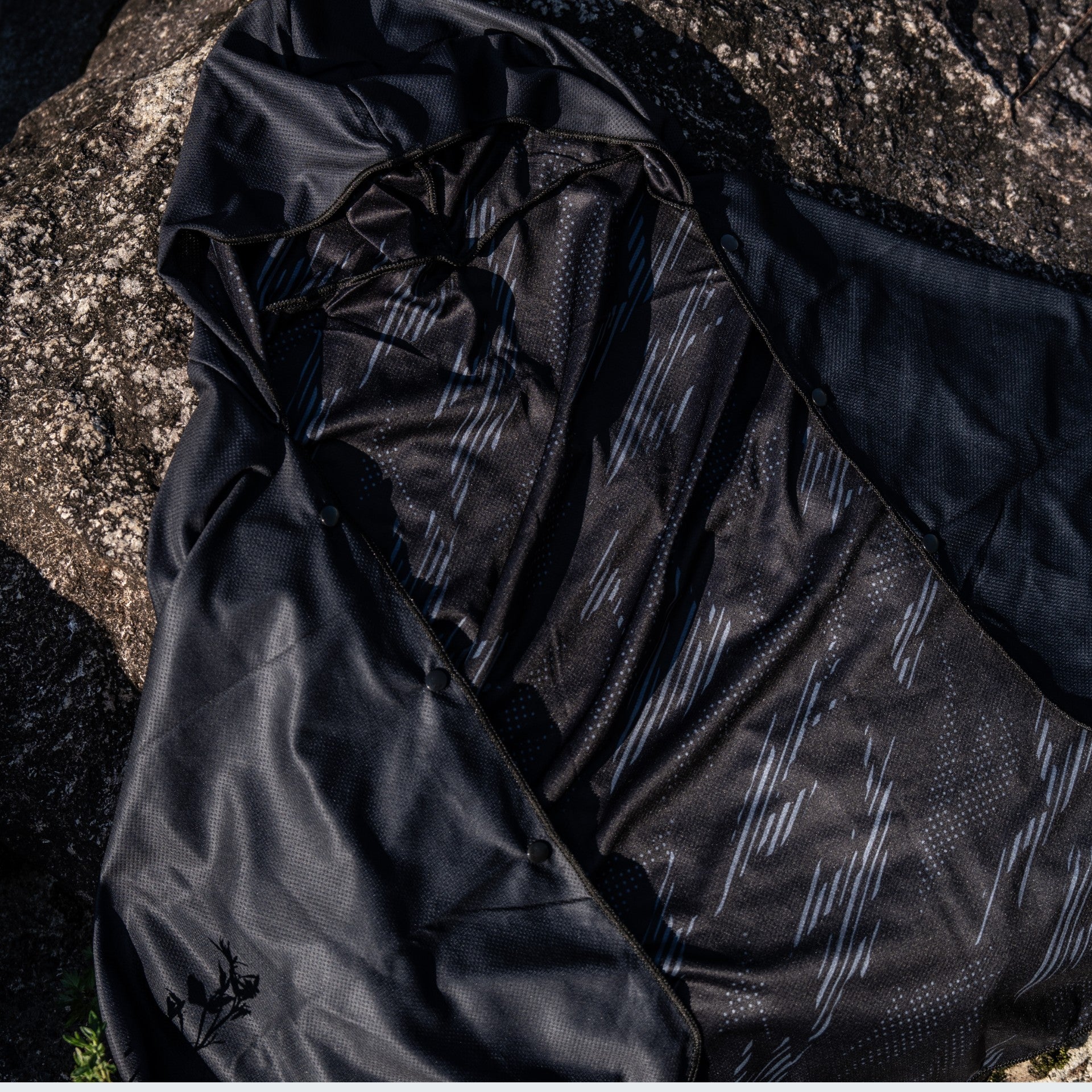 COOL_PONCHO WITH SOFT_ZIPPER_BAG
